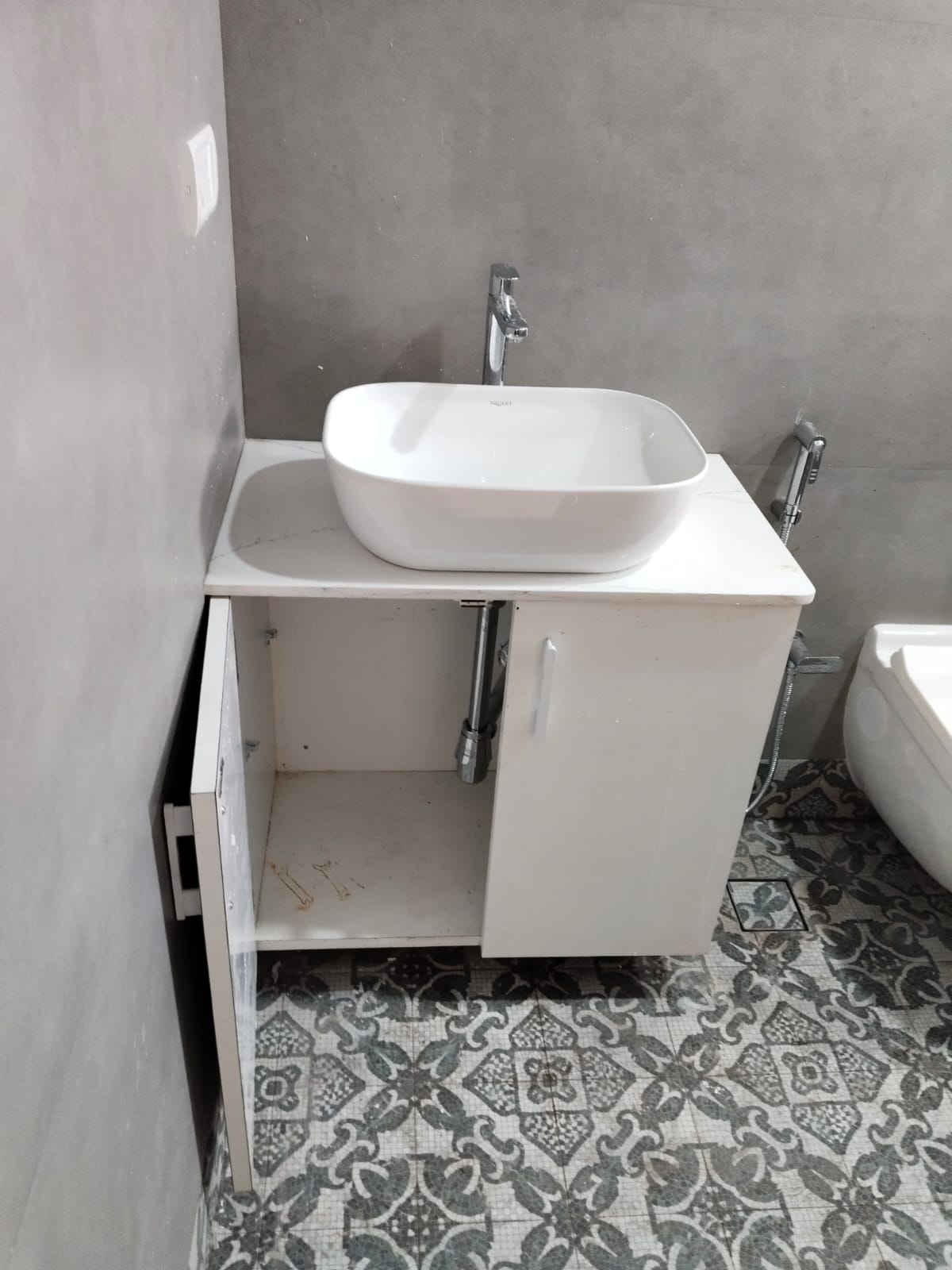 Bathroom wash basin plumbing and tiling work Mumbai – Laxman Construction contractor